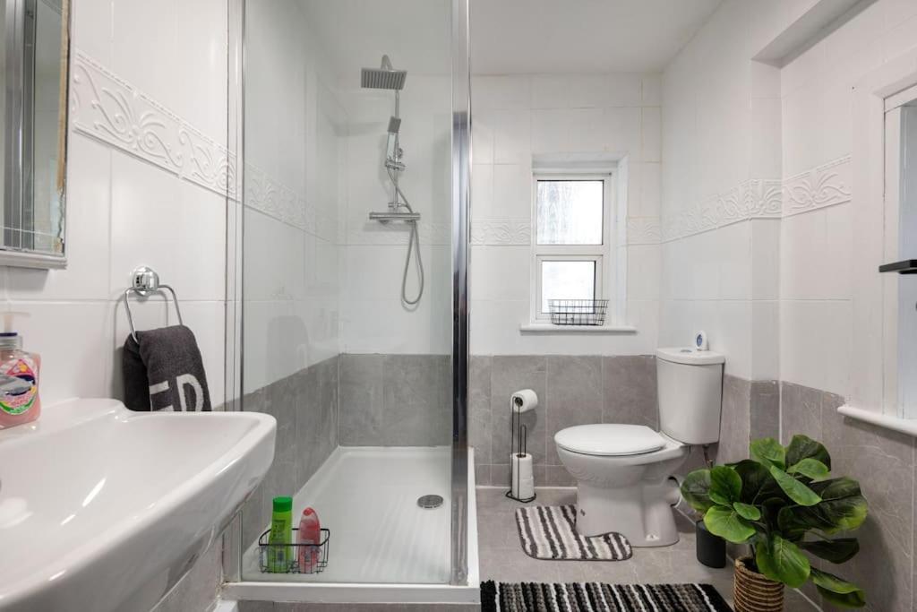 2A - Bright & Airy 2 Bed Flat - 20 Mins To Central Londra Exterior foto