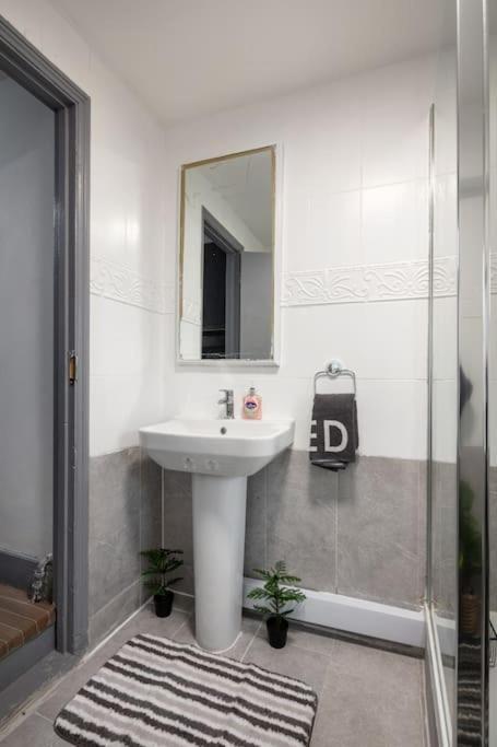 2A - Bright & Airy 2 Bed Flat - 20 Mins To Central Londra Exterior foto