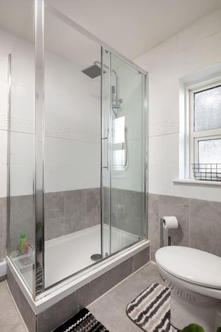 2A - Bright & Airy 2 Bed Flat - 20 Mins To Central Londra Exterior foto